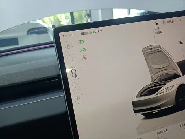 Tesla Model 3 — Фото автомобиля 13