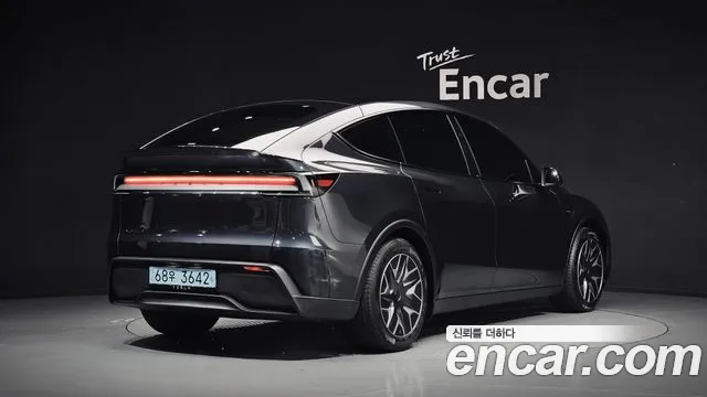 Tesla Model Y — Фото автомобиля 2