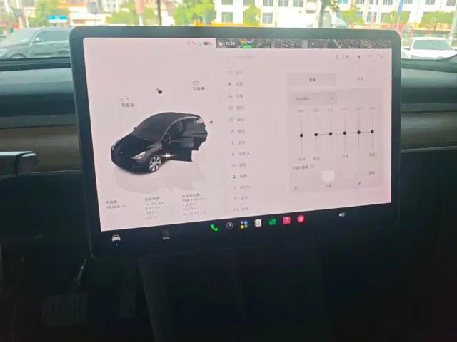 Tesla Model Y — Фото автомобиля 12