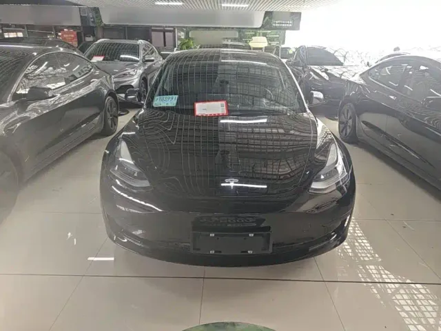 Tesla Model 3 — Фото автомобиля 2