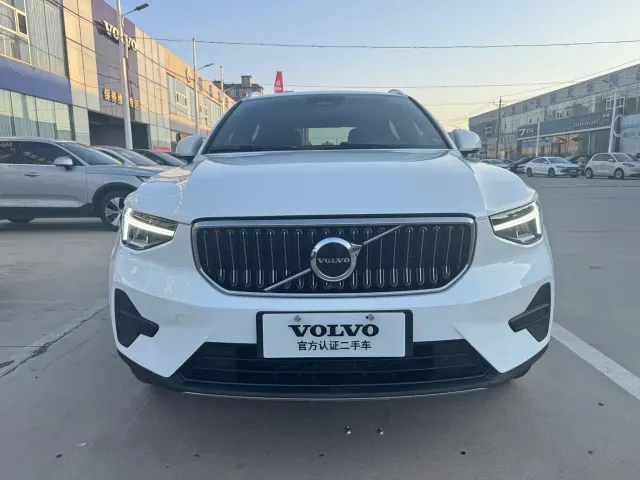 Volvo XC40 — Фото автомобиля 2