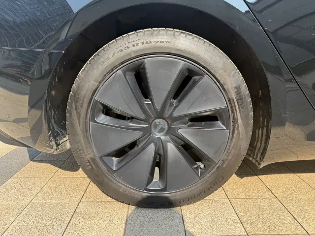 Tesla Model 3 — Фото автомобиля 11