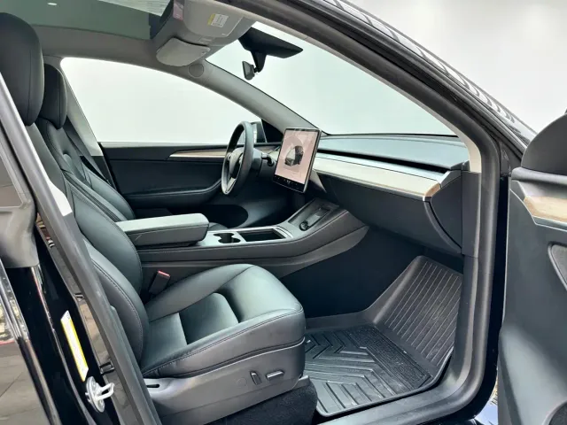 Tesla Model Y — Фото автомобиля 10