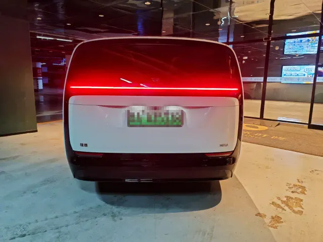 Li Auto MEGA — Фото автомобиля 5