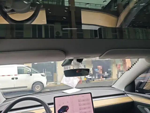 Tesla Model Y — Фото автомобиля 14