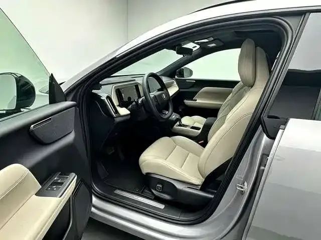Volvo XC70 Plug-in Hybrid — Фото автомобиля 4