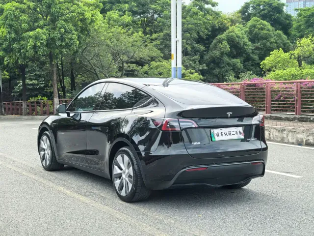 Tesla Model Y — Фото автомобиля 16