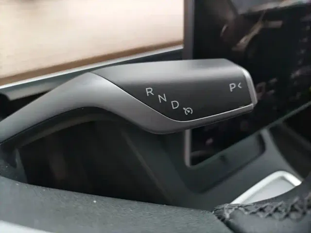 Tesla Model Y — Фото автомобиля 13