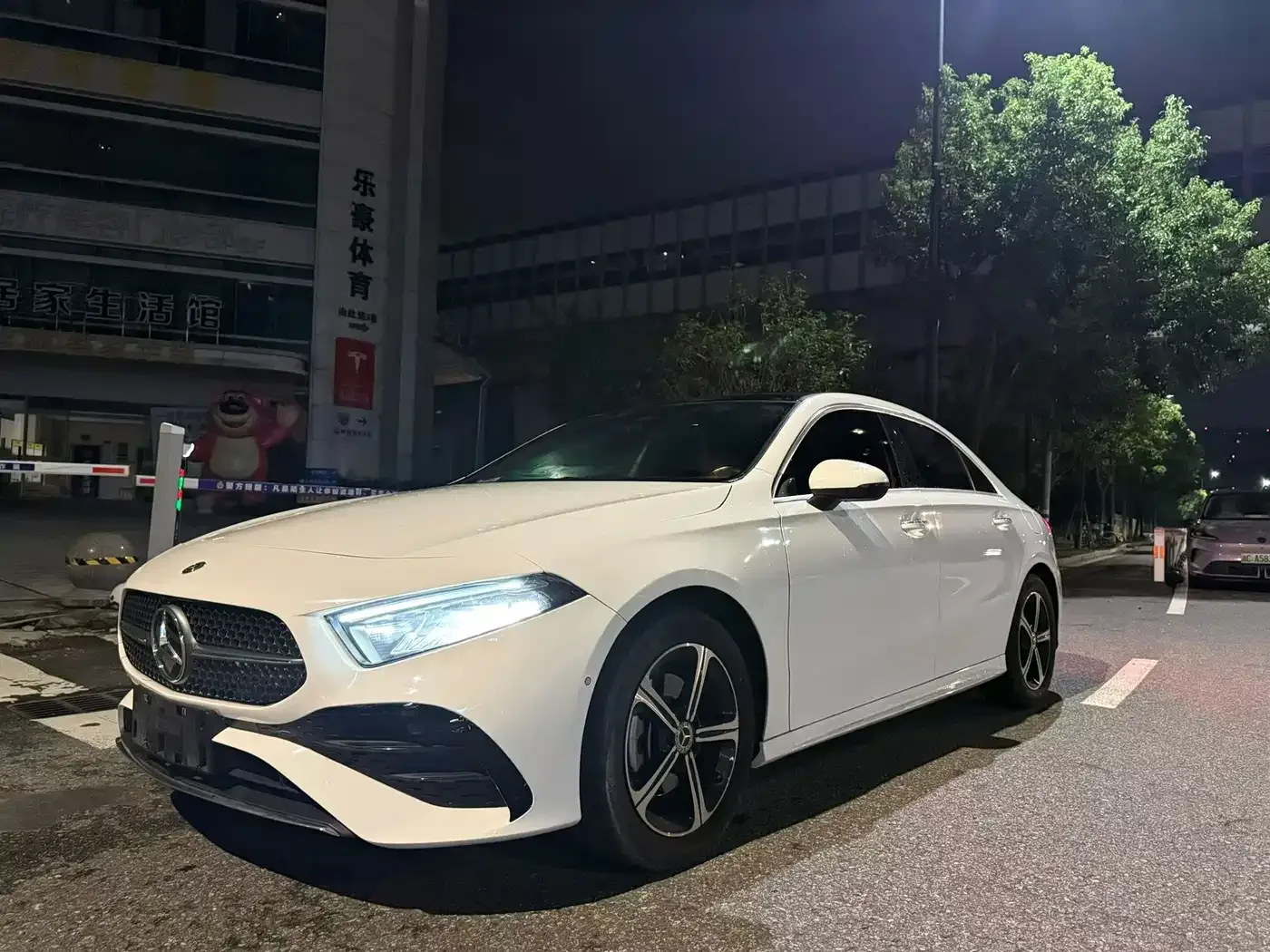 Mercedes-Benz Mercedes-Benz A-Class 2023 A 200 L Fashion — Фото автомобиля 2