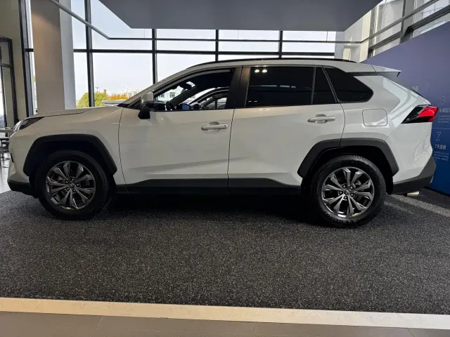 Toyota RAV4 — Фото автомобиля 3