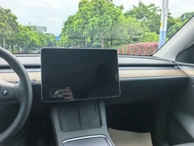 Tesla Model Y — Фото автомобиля 12