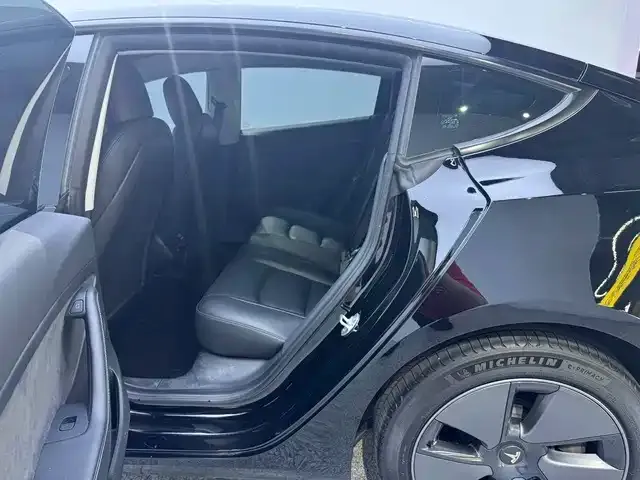 Tesla Model 3 — Фото автомобиля 12