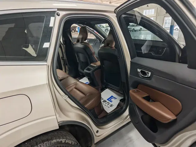 Volvo XC60 — Фото автомобиля 12