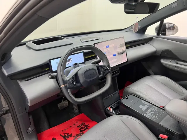 Lynk & Co Z20 — Фото автомобиля 17