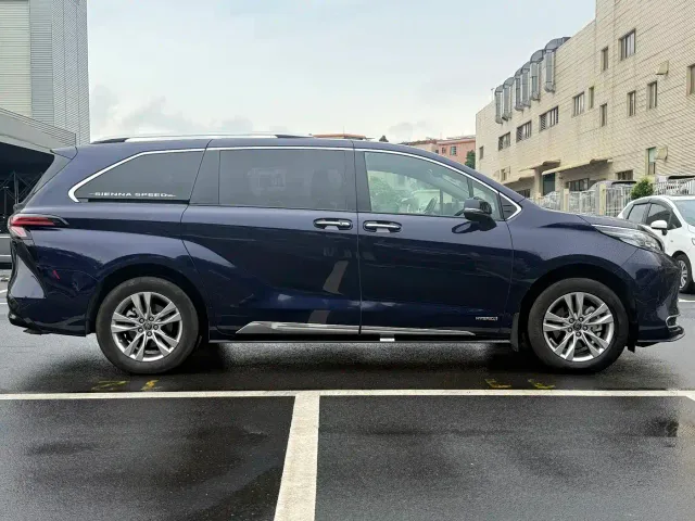 Toyota Sienna — Фото автомобиля 2