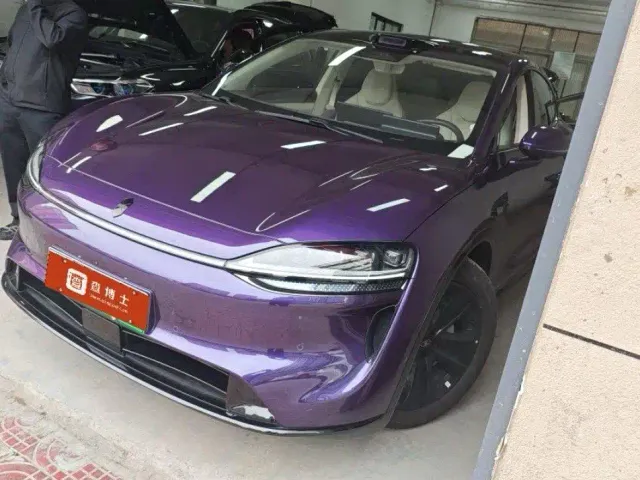 Фотография автомобиля — Luxeed R7