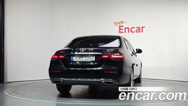 Mercedes-Benz E-Class — Фото автомобиля 4