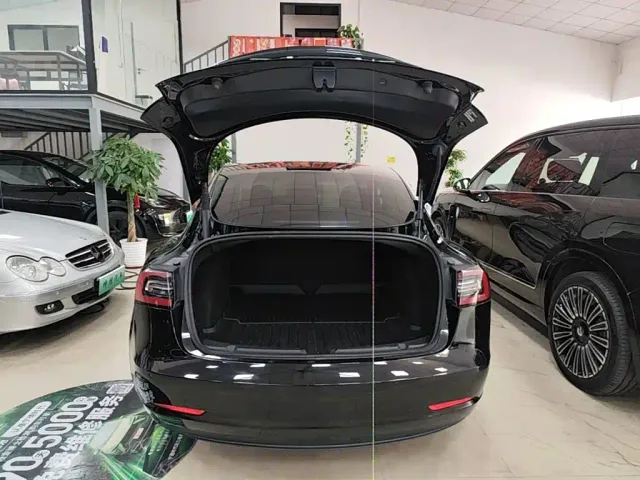 Tesla Model 3 — Фото автомобиля 18