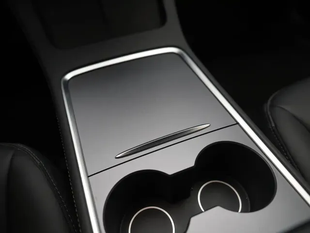 Tesla Model 3 — Фото автомобиля 19