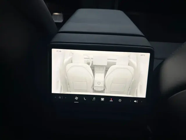 Tesla Model 3 — Фото автомобиля 19