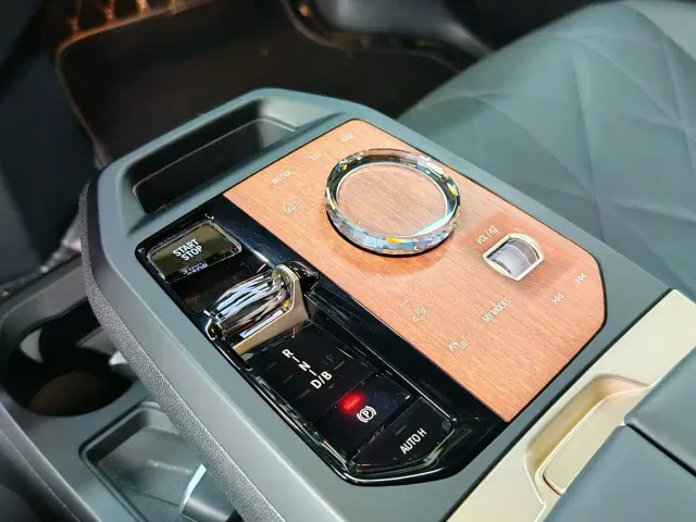 BMW iX — Фото автомобиля 28