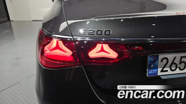 Mercedes-Benz E-Class — Фото автомобиля 23