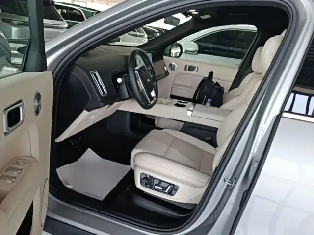 Li Auto L9 — Фото автомобиля 15