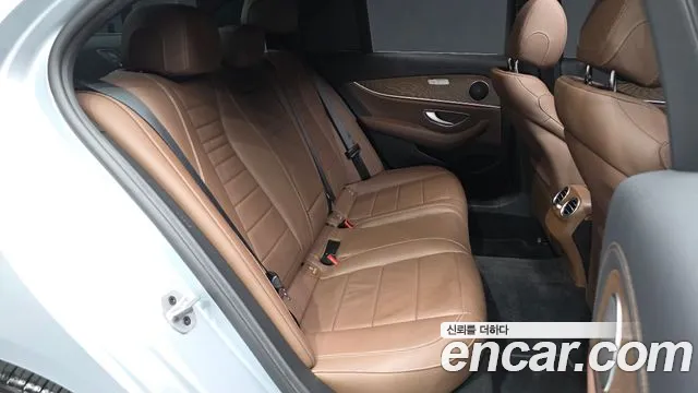 Mercedes-Benz E-Class — Фото автомобиля 11