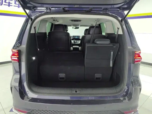 Roewe iMAX8 — Фото автомобиля 4