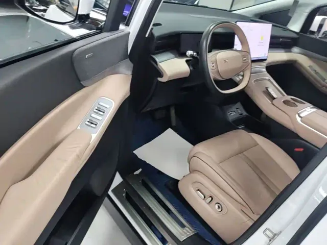 Xpeng X9 — Фото автомобиля 15