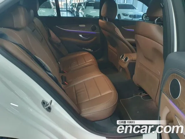 Mercedes-Benz E-Class — Фото автомобиля 10