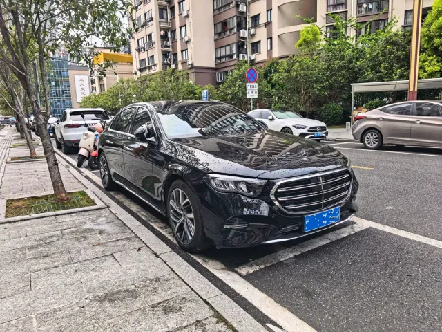 Mercedes-Benz E-Class — Фото автомобиля 2
