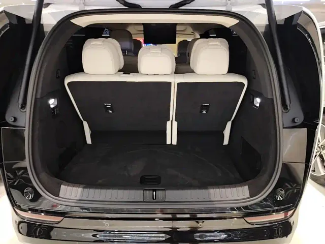Li Auto MEGA — Фото автомобиля 18