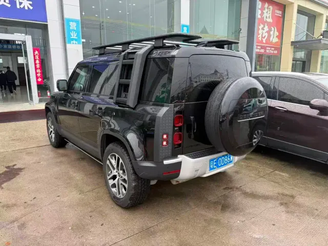 Land Rover Defender — Фото автомобиля 7