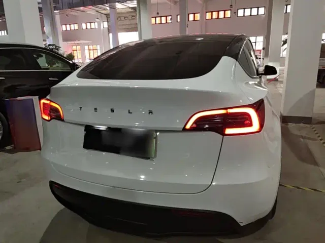 Tesla Model Y — Фото автомобиля 5