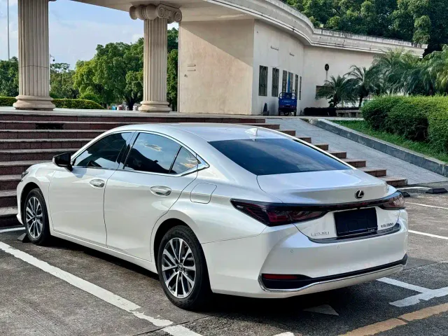 Lexus ES — Фото автомобиля 12