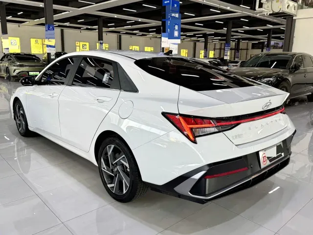 Hyundai Elantra — Фото автомобиля 6