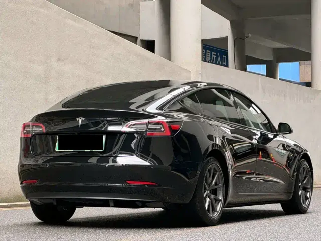 Tesla Model 3 — Фото автомобиля 5