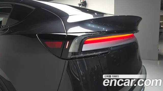 Tesla Model Y — Фото автомобиля 19