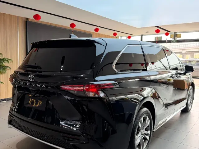 Toyota Sienna — Фото автомобиля 4