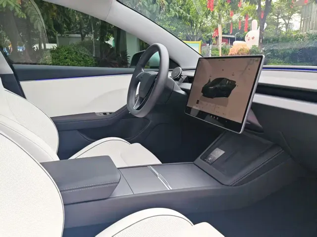 Tesla Model 3 — Фото автомобиля 15