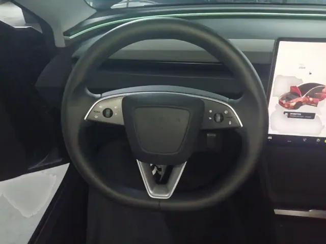 Tesla Model 3 — Фото автомобиля 10