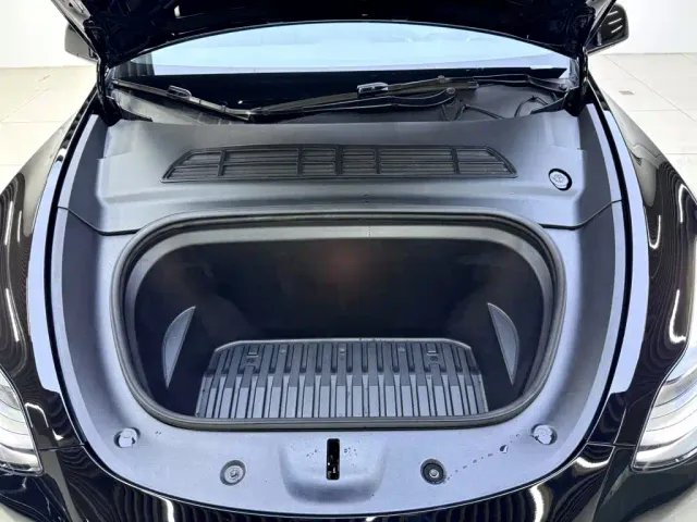 Tesla Model Y — Фото автомобиля 16