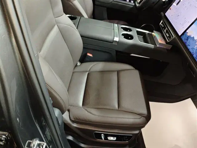 Li Auto L8 — Фото автомобиля 24