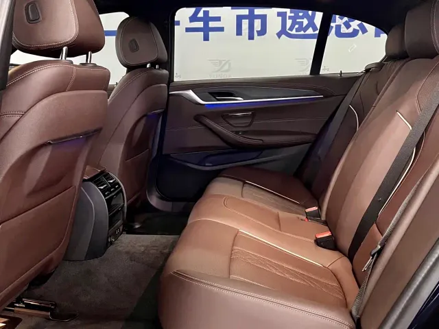 BMW 5 Series — Фото автомобиля 11