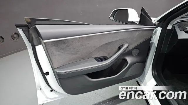 Tesla Model 3 — Фото автомобиля 24