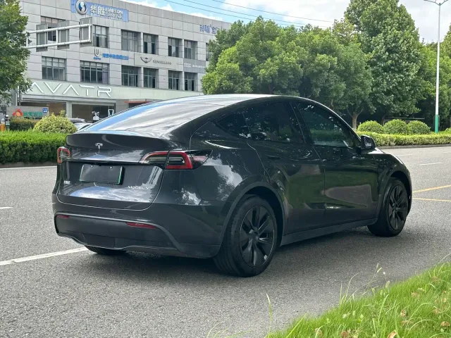 Tesla Model Y — Фото автомобиля 6