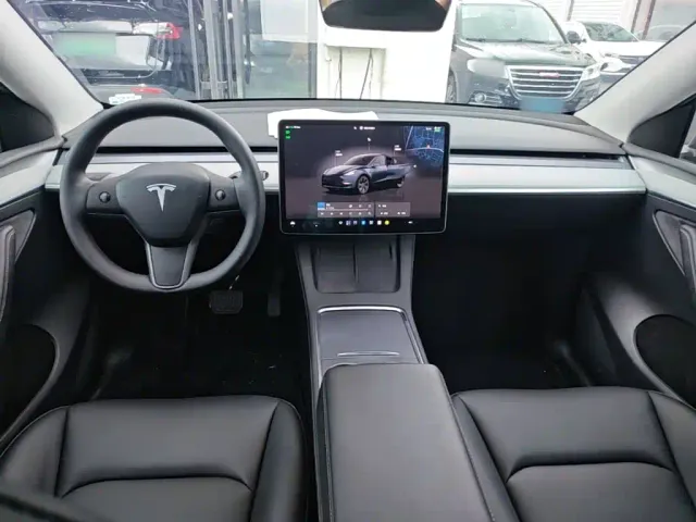 Tesla Model Y — Фото автомобиля 9