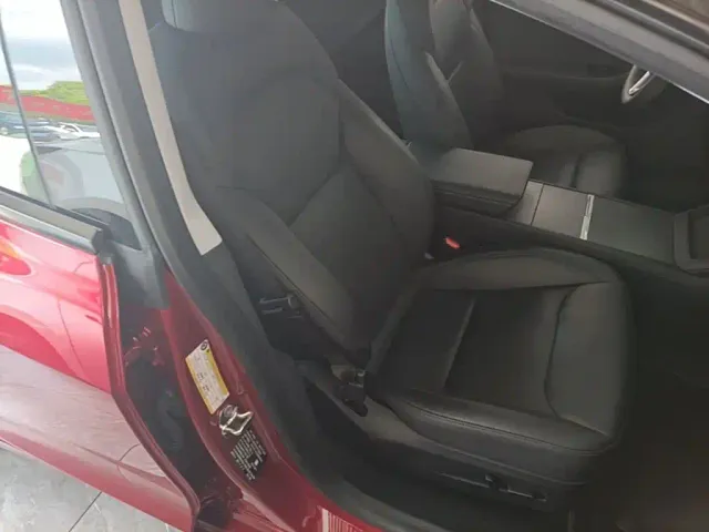 Tesla Model 3 — Фото автомобиля 24