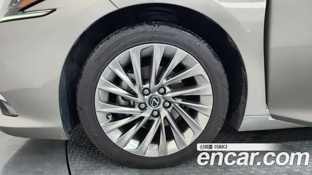 Lexus ES — Фото автомобиля 5